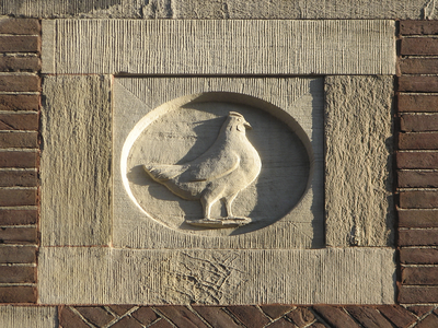 905220 Afbeelding van een gevelsteen met een kip in reliëf, in de gevel van het pand Choorstraat 2 te Utrecht.